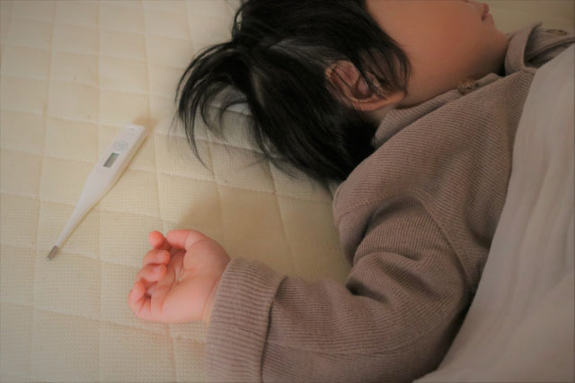 眠る子供