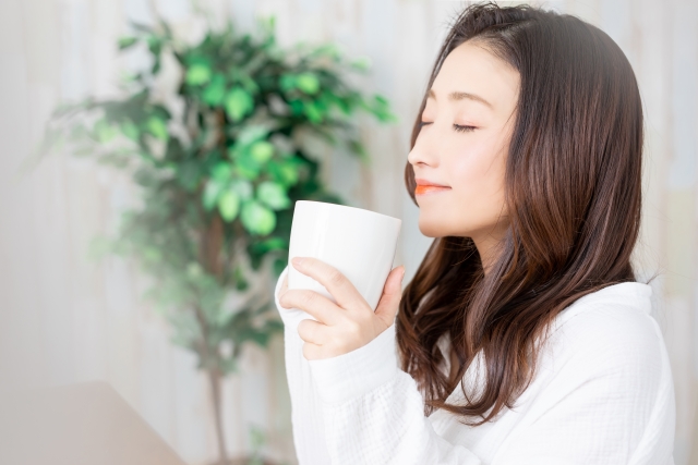 温かい物を飲む女性